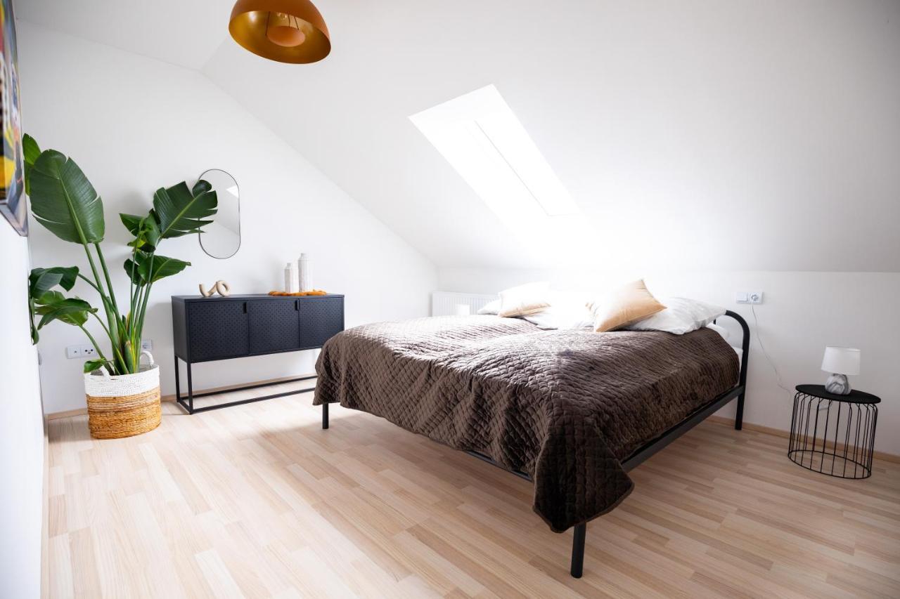 Design-Ferienwohnung In Kelberg Am Nuerburgring: Platz Fuer 6, Kueche, Wifi, Netflix Exterior photo